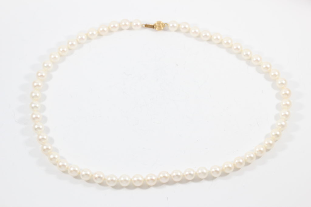 pearl-restringing fixed pearl necklace