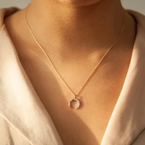 minimalist-necklace-pendant-on-model