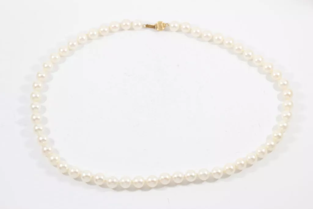 pearl-restringing fixed pearl necklace