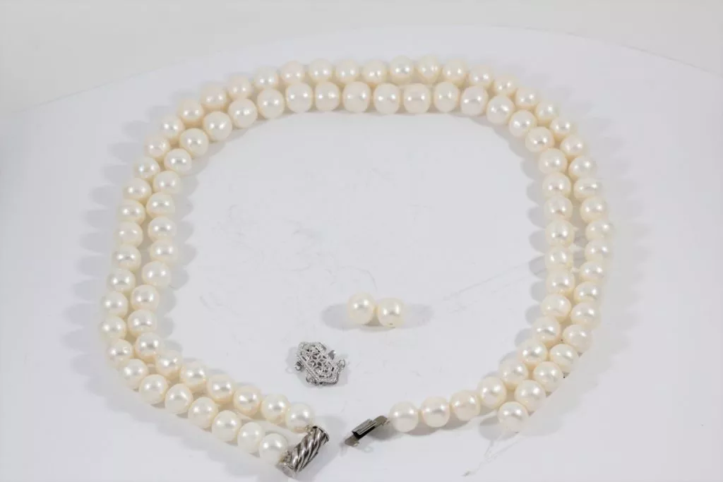pearl-restringing necklace