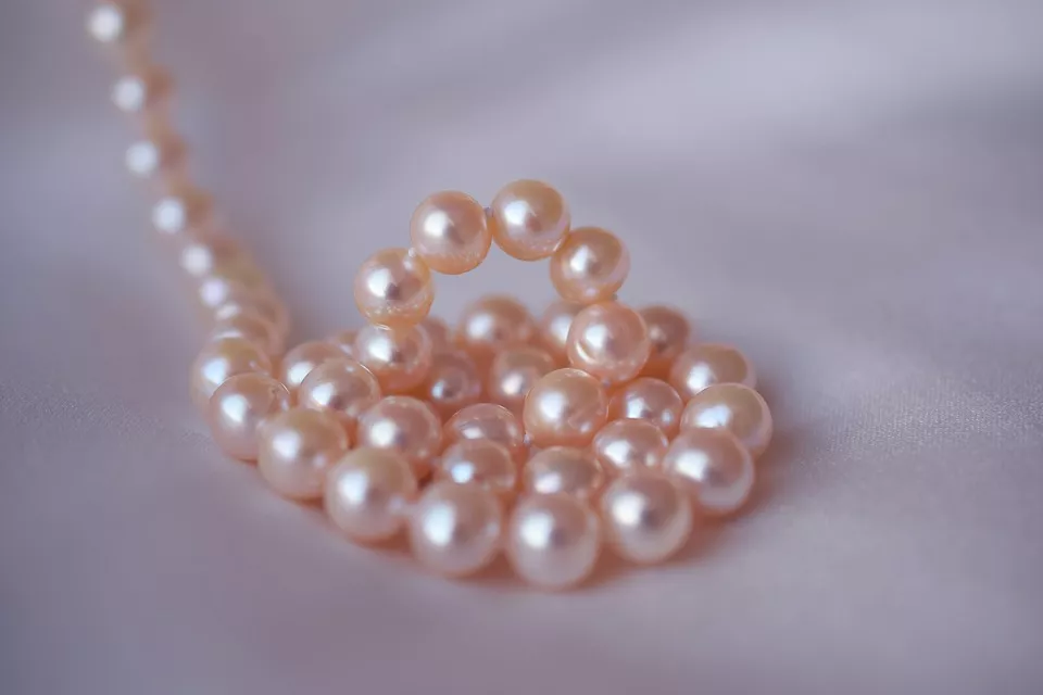 pearl-restringing knots necklace