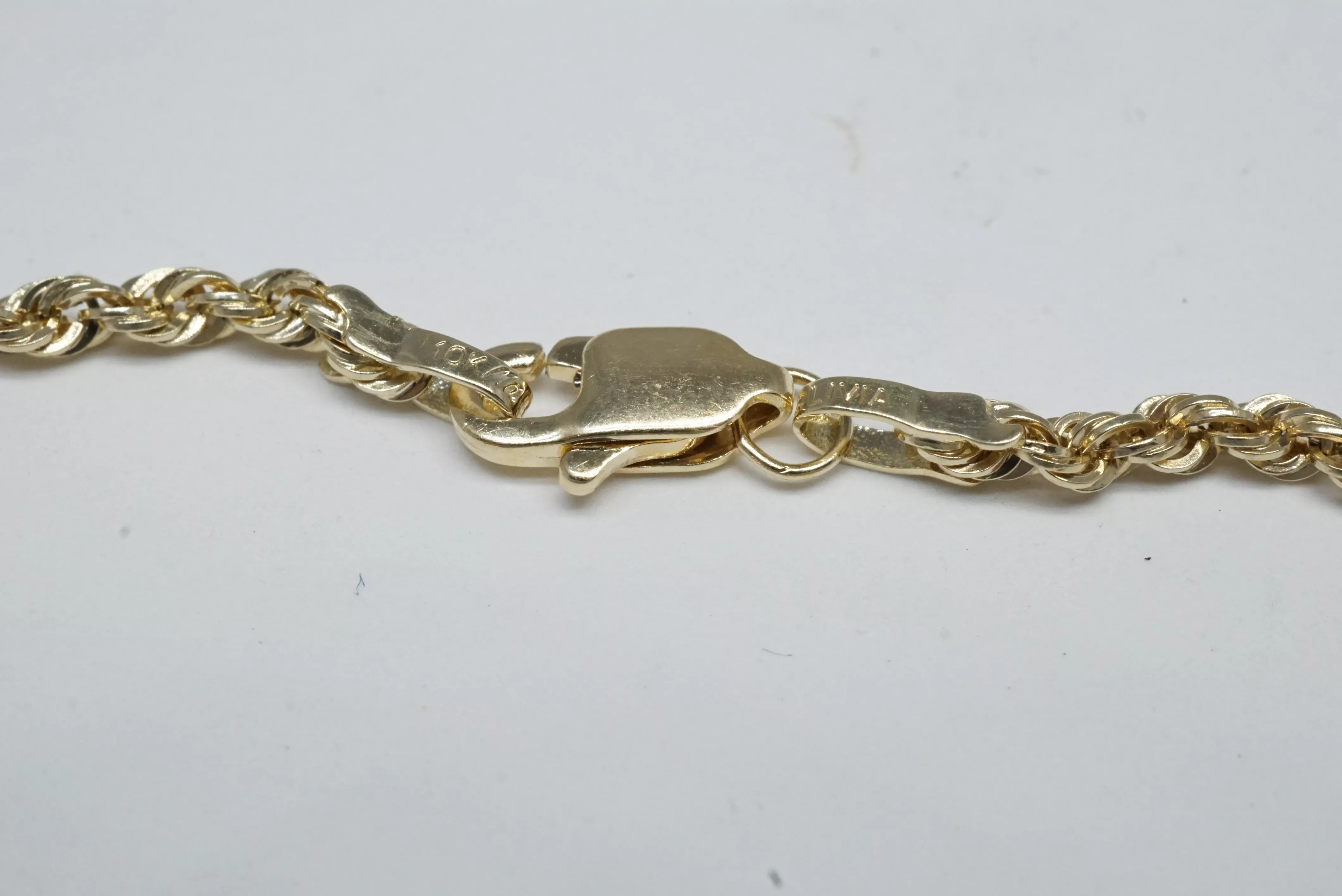 gold-necklace-how-to-appraise-jewelry-at-home